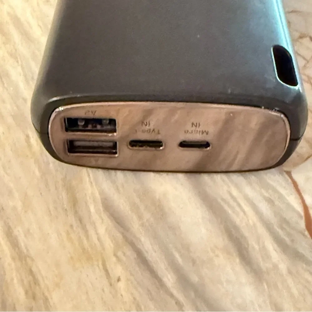 Black Portable Charger‎